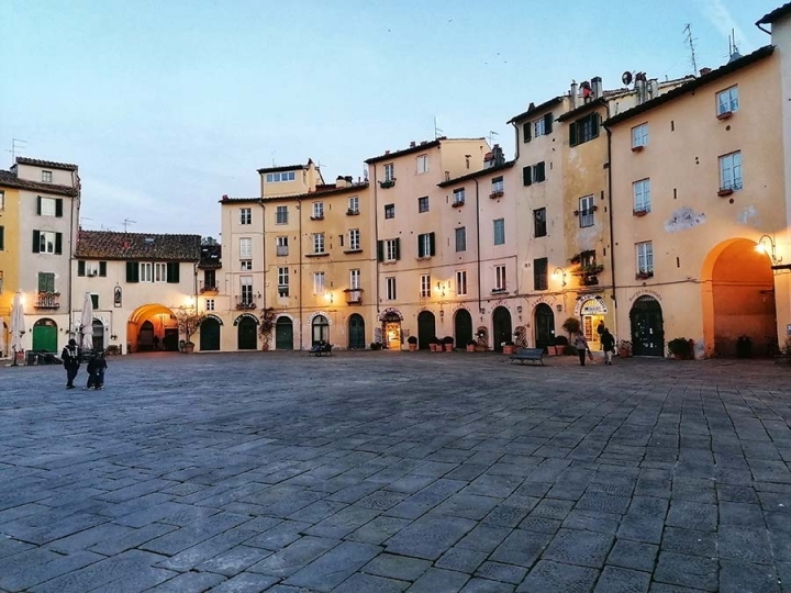 Foto Piazza Anfiteatro - Capodanno Hotel Napoleon Lucca centro