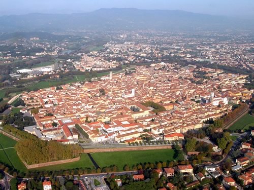 Lucca Turismo mare spiagge monumenti